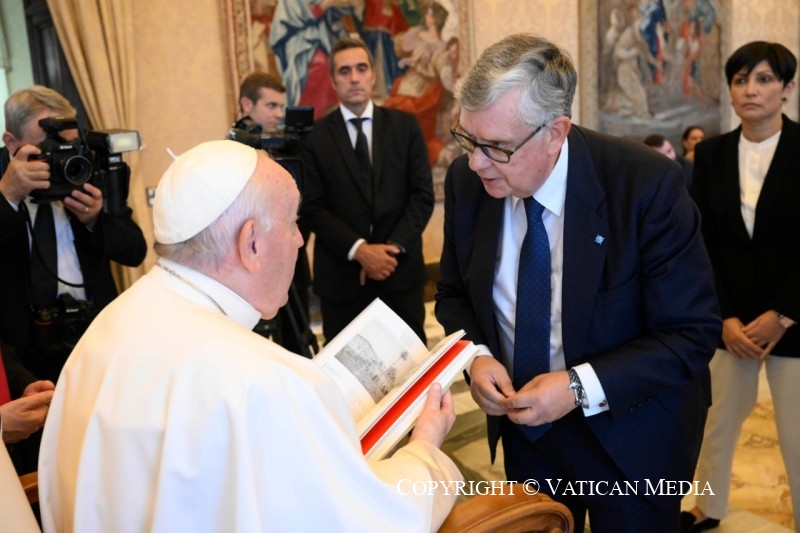 El Papa recibe el libro de Santiago
