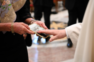 4-Aos membros da "Papal Foundation"