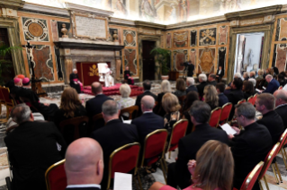 2-Aos membros da "Papal Foundation"