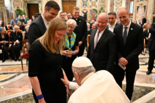 7-Aos membros da "Papal Foundation"