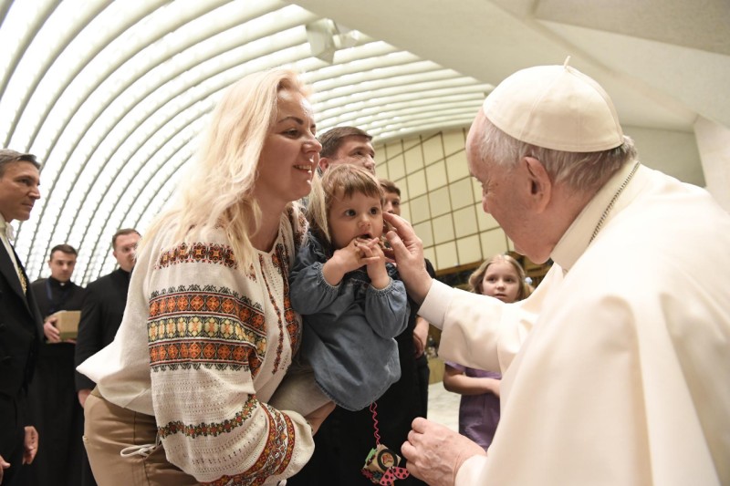 El Papa acaricia a una pequeña