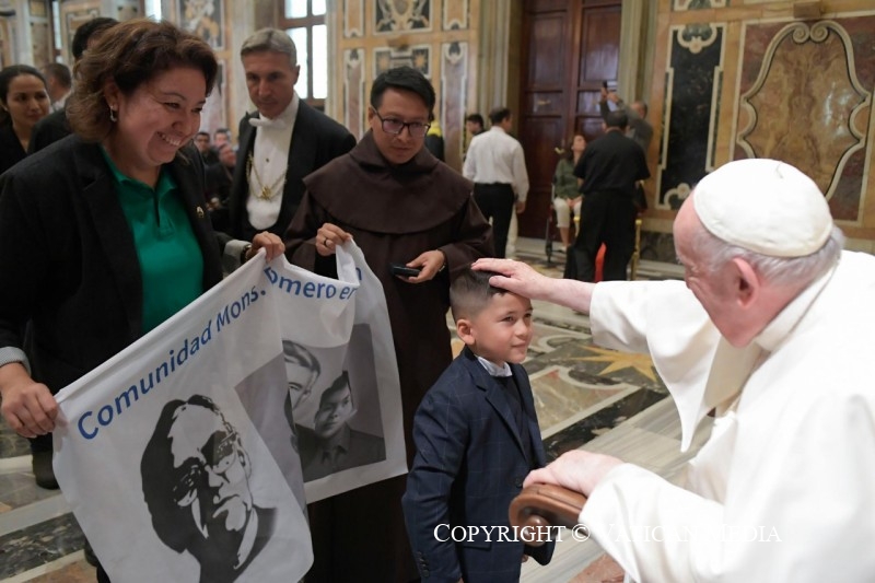 El Papa, con miembros de la comunidad Romero