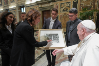 4-Aux membres de l'Institut Pontifical des Missions Étrangères (P.I.M.E.), à l'occasion des 150 ans de la revue « Monde et Mission » 