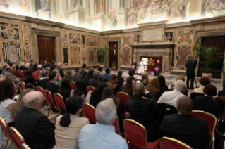 1-Aux participants à la rencontre sur les réfugiés organisée par l'Université pontificale grégorienne 