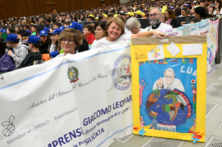 12-Agli studenti partecipanti all’Incontro per l’educazione alla pace e alla cura