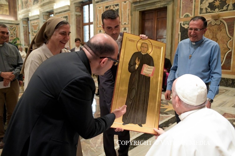 El Papa, con un retrato de San Juan Calabria