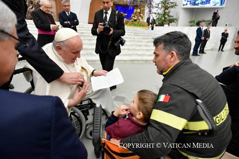 El Papa, con los bomberos y sus familias