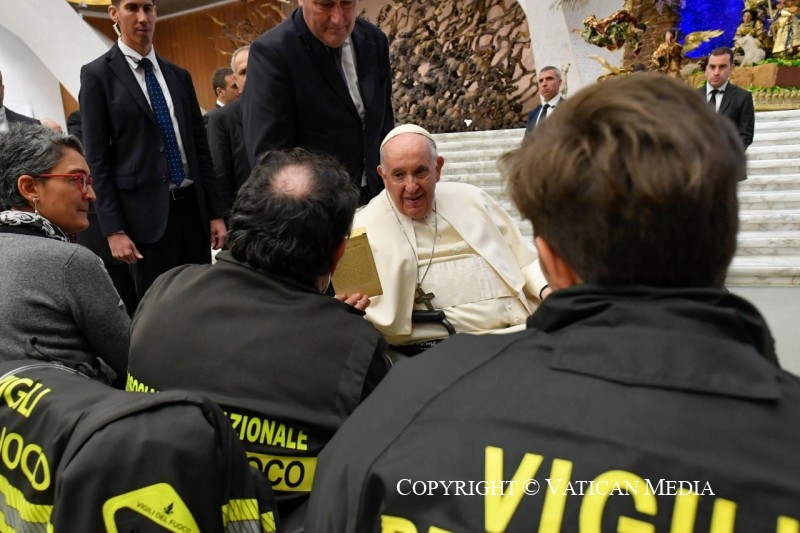 El Papa, con los bomberos