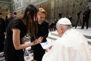 6-Aux artistes participant à la rencontre organisée à l'occasion du 50e anniversaire de l'inauguration de la collection d'Art moderne des Musées du Vatican (23 juin 2023)