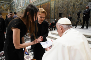 6-A los artistas participantes en el encuentro organizado con motivo del 50 aniversario de la inauguración de la colección de Arte Moderno de los Museos Vaticanos