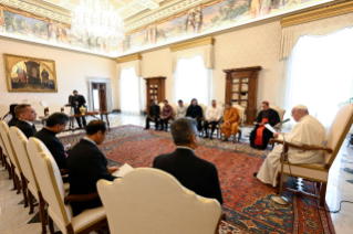 2-A una delegación de monjes budistas de Camboya