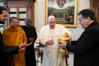 3-A una delegación de monjes budistas de Camboya