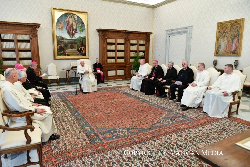 El Papa, con los canónigos regulares de la Orden de San Agustín