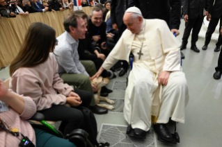 8-A los participantes en el Encuentro promovido por el Servicio Internacional de la Renovación Carismática Católica (Catholic Charismatic Renewal International Service - CHARIS) 