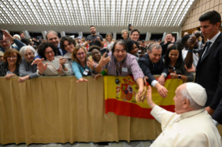 18-A los participantes en el Encuentro promovido por el Servicio Internacional de la Renovación Carismática Católica (Catholic Charismatic Renewal International Service - CHARIS) 