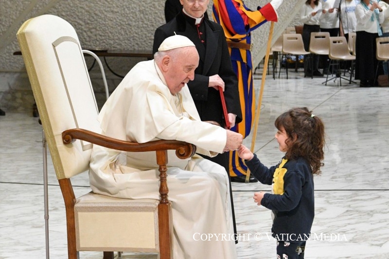 El Papa saluda a una niña