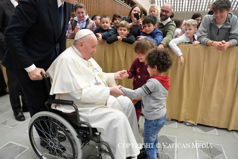 El Papa, con dos niños