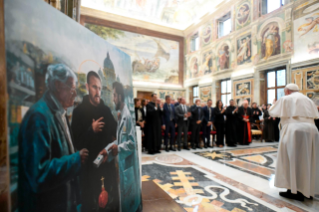 10-A los Dependientes de la Farmacia Vaticana con motivo del 150° aniversario de la fundación