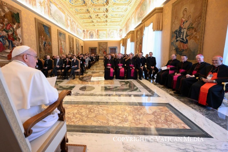 2-A los participantes en el Encuentro de Capellanes y Responsables de Pastoral Universitaria, promovido por el Dicasterio para la Cultura y la Educaci&oacute;n 