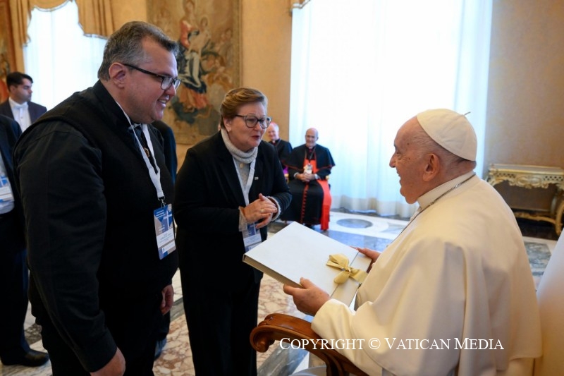 6-A los participantes en el Encuentro de Capellanes y Responsables de Pastoral Universitaria, promovido por el Dicasterio para la Cultura y la Educaci&oacute;n 