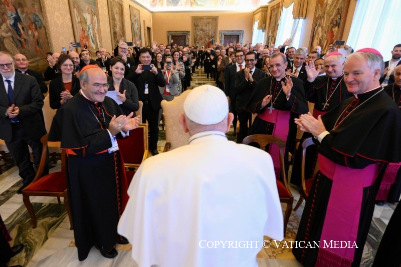 8-A los participantes en el Encuentro de Capellanes y Responsables de Pastoral Universitaria, promovido por el Dicasterio para la Cultura y la Educaci&oacute;n 