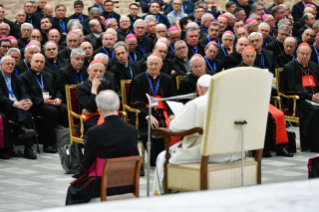 3-Begegnung mit den Delegierten der italienischen Bischofskonferenz, die den synodalen Prozess in Italien begleiten 