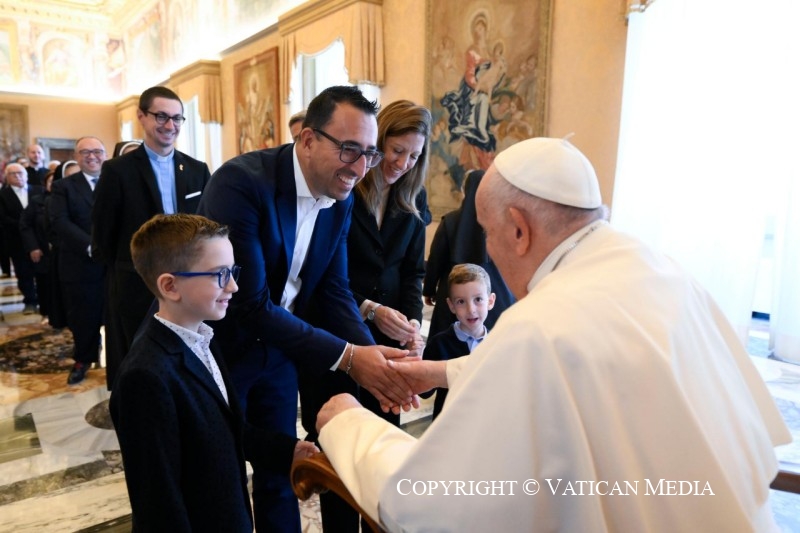 El Papa saluda a una familia vinculada a los rogacionistas