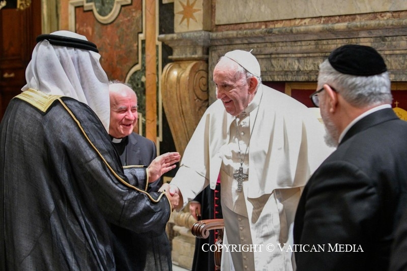 Paglia y el Papa, con algunos de los responsables del evento