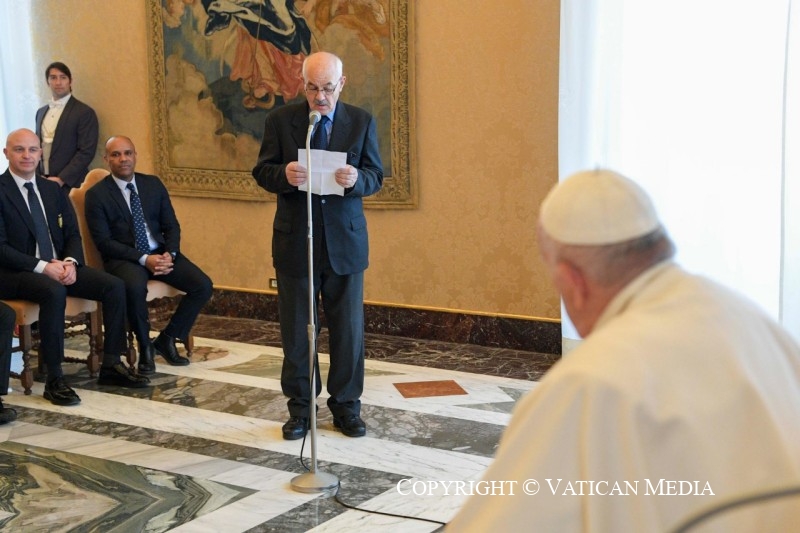 3-Aos membros da Associa&ccedil;&atilde;o de Esportes amadores do Vaticano