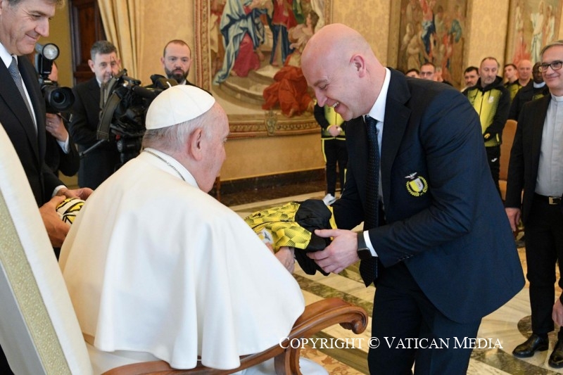 1-Aos membros da Associa&ccedil;&atilde;o de Esportes amadores do Vaticano