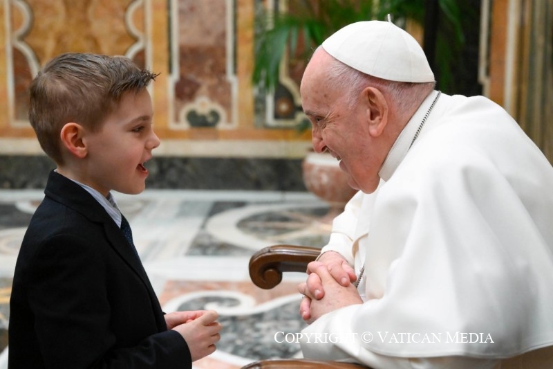 El Papa conversa con un niño