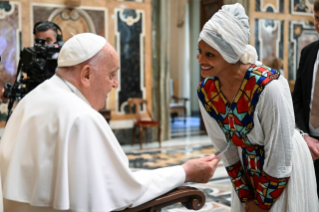 6-Meeting of Pope Francis with Comedians