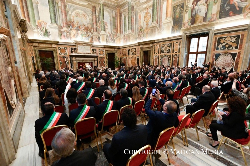 El Papa, con los alcaldes de los pueblos italianos abandonados