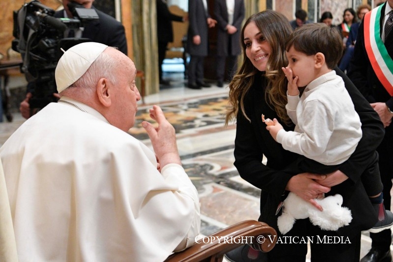 El niño que lanzó el beso al Papa