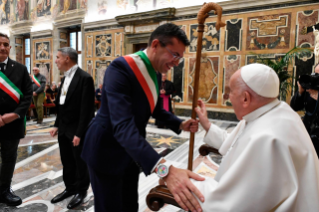 3-An eine Delegation der Diözese Belluno-Feltre zum 60. Jahrestag der Katastrophe des Vajont 