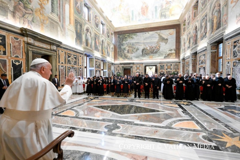 4-To the Participants in the Chapters of: Clerics of Saint Viator, Clerics Regular Minor, Minims, Augustinian Sisters of Divine Love, Reparatrix Sisters of the Sacred Heart and in the Provincial Chapter of the Province of Christ the King of the Missionary Sisters of Saint Anthony Mary Claret 