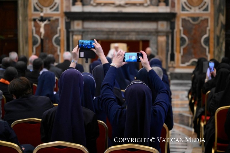 8-To the Participants in the Chapters of: Clerics of Saint Viator, Clerics Regular Minor, Minims, Augustinian Sisters of Divine Love, Reparatrix Sisters of the Sacred Heart and in the Provincial Chapter of the Province of Christ the King of the Missionary Sisters of Saint Anthony Mary Claret 
