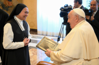 8-A las Hermanas Carmelitas Mensajeras del Espíritu Santo