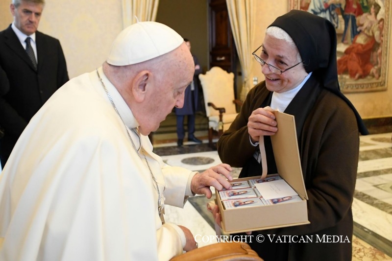 8-Aux sup&eacute;rieures et aux d&eacute;l&eacute;gu&eacute;es des Carm&eacute;lites d&eacute;chauss&eacute;es 