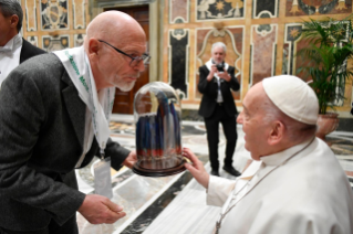 8-A los miembros de la Fundación "Mons. Camillo Faresin", de Maragnole di Breganze (Vicenza) 
