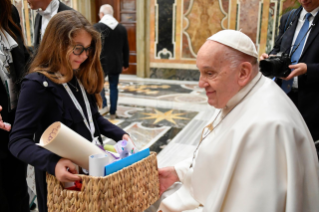 9-A los miembros de la Fundación "Mons. Camillo Faresin", de Maragnole di Breganze (Vicenza) 