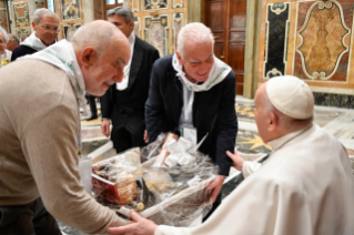 11-A los miembros de la Fundación "Mons. Camillo Faresin", de Maragnole di Breganze (Vicenza) 