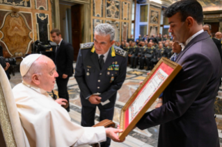 2-Aos soldados da <i>Guardia di Finanza</i>, por ocasião do 250º aniversário da sua fundação