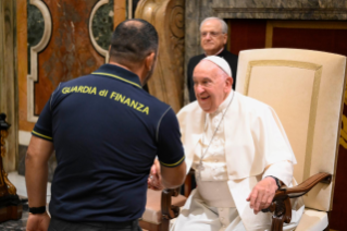 3-Aos soldados da <i>Guardia di Finanza</i>, por ocasião do 250º aniversário da sua fundação