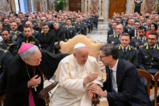 8-Aos soldados da <i>Guardia di Finanza</i>, por ocasião do 250º aniversário da sua fundação