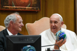 13-The participants in the International Meeting of Sense present the conclusions of their work to Pope Francis