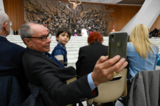 12-"La caricia y la sonrisa": Encuentro con abuelos, ancianos y nietos promovido por la Fondazione Età Grande 