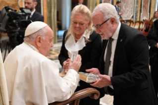 1-Aux membres de l'Université catholique Saint-Antoine de Murcie (Espagne)