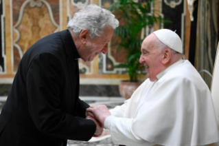 3-Aux membres de l'Association internationale des journalistes accrédités auprès du Vatican