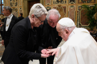 5-Audiencia a los miembros de la Fundación de la Guardia Suiza Pontificia